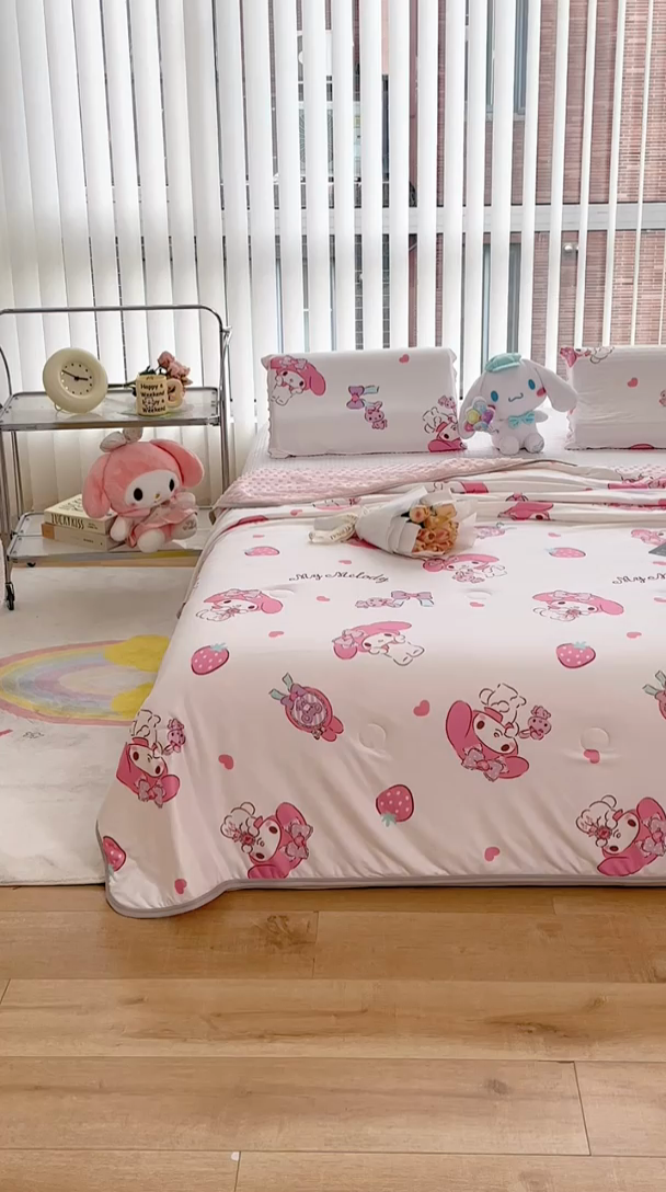 91家纺网 家纺一手货源 找家纺 米米儿家纺 2024新款A类针织棉凉豆豆夏被夏凉被空调被-三丽鸥系列 草莓美乐蒂