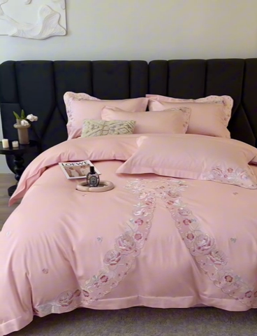 91家纺网 家纺一手货源 找家纺 宏羽纺2024新款高支高密全棉刺绣四件套 浪漫系列 浪漫 美男粉