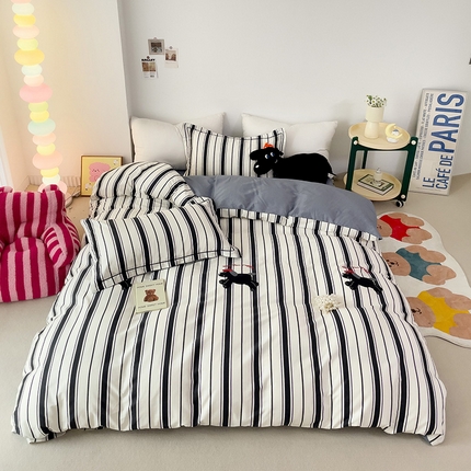 91家纺网 家纺一手货源 找家纺 云锦家居 2024新款13070纯棉印花吊边款一字绣四件套 线条狗狗