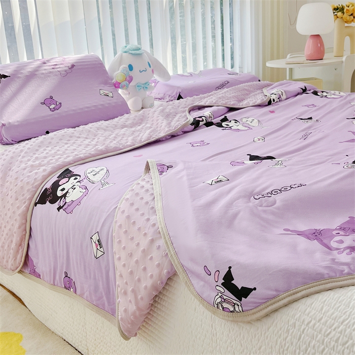 91家纺网 家纺一手货源 找家纺 米米儿家纺 2024新款A类针织棉凉豆豆夏被夏凉被空调被-三丽鸥系列 紫色库洛米