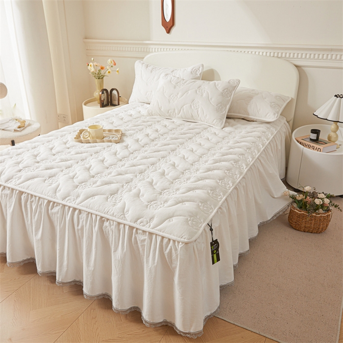 91家纺网 家纺一手货源 找家纺 3C 2024新款玫瑰全棉水洗棉大豆夹棉床裙 奶昔白