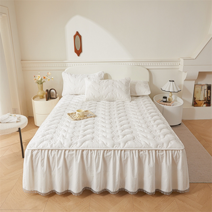 91家纺网 家纺一手货源 找家纺 3C 2024新款玫瑰全棉水洗棉大豆夹棉床裙 奶昔白