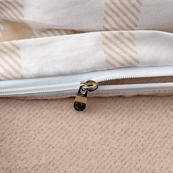 91家纺网 家纺一手货源 找家纺 云锦家居 2024新款13070纯棉印花吊边款一字绣四件套 淡若纷芳