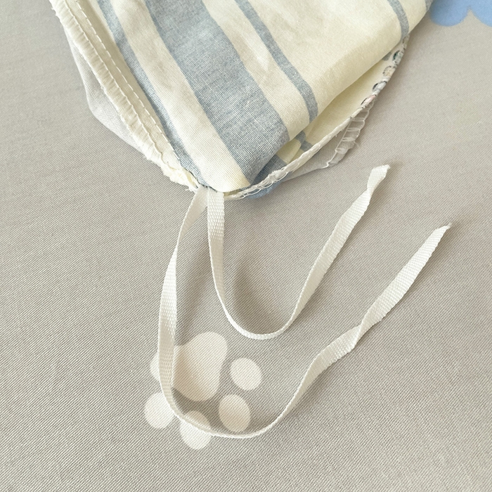 91家纺网 家纺一手货源 找家纺 云锦家居 2024新款13070纯棉印花吊边款一字绣四件套 条纹狗狗