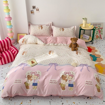 91家纺网 家纺一手货源 找家纺 云锦家居 2024新款13070纯棉印花吊边款一字绣四件套 超甜熊仔