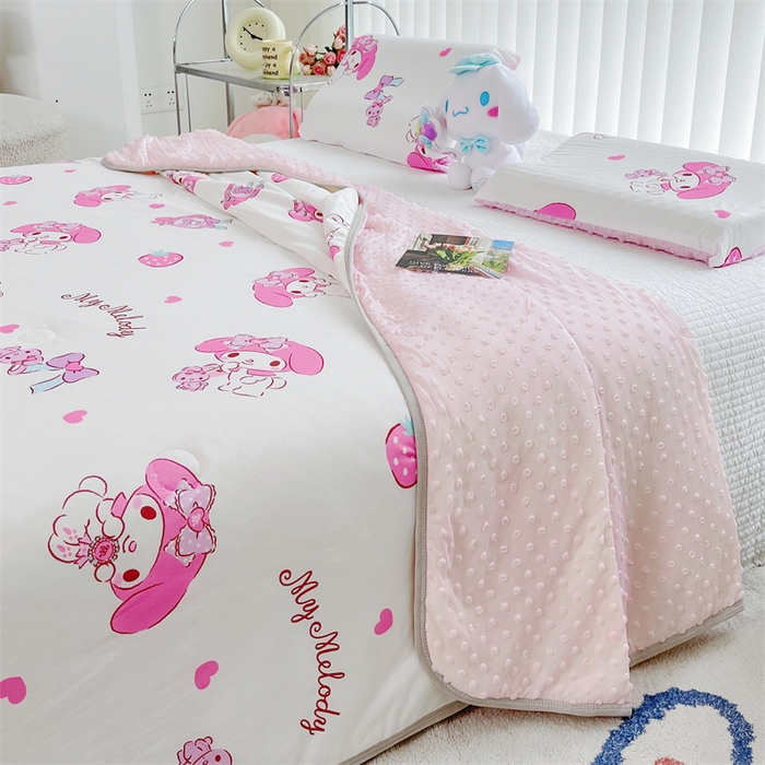 91家纺网 家纺一手货源 找家纺 米米儿家纺 2024新款A类针织棉凉豆豆夏被夏凉被空调被-三丽鸥系列 草莓美乐蒂