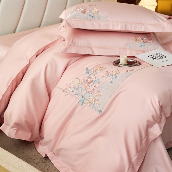 91家纺网 家纺一手货源 找家纺 宏羽纺2024新款高支高密全棉刺绣四件套-艾伦系列 艾伦 美男粉