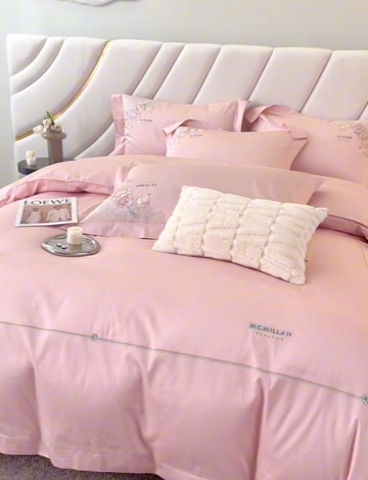 91家纺网 家纺一手货源 找家纺 宏羽纺2024新款高支高密全棉刺绣四件套-艾伦系列 艾伦 美男粉