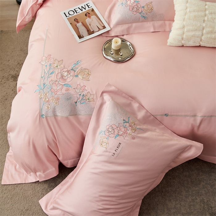 91家纺网 家纺一手货源 找家纺 宏羽纺2024新款高支高密全棉刺绣四件套-艾伦系列 艾伦 美男粉