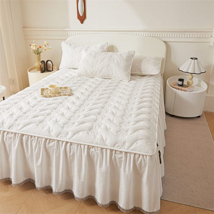 91家纺网 家纺一手货源 找家纺 3C 2024新款玫瑰全棉水洗棉大豆夹棉床裙 奶昔白