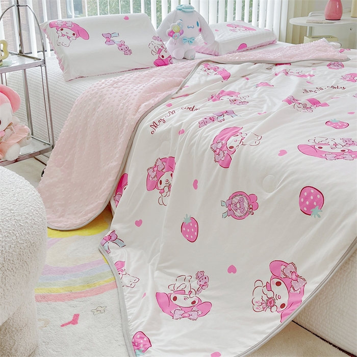 91家纺网 家纺一手货源 找家纺 米米儿家纺 2024新款A类针织棉凉豆豆夏被夏凉被空调被-三丽鸥系列 草莓美乐蒂