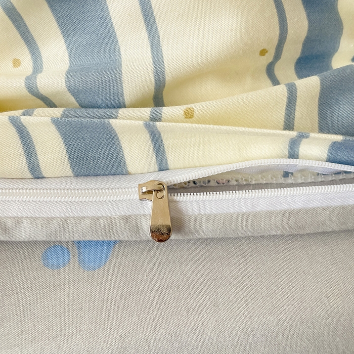 91家纺网 家纺一手货源 找家纺 云锦家居 2024新款13070纯棉印花吊边款一字绣四件套 条纹狗狗