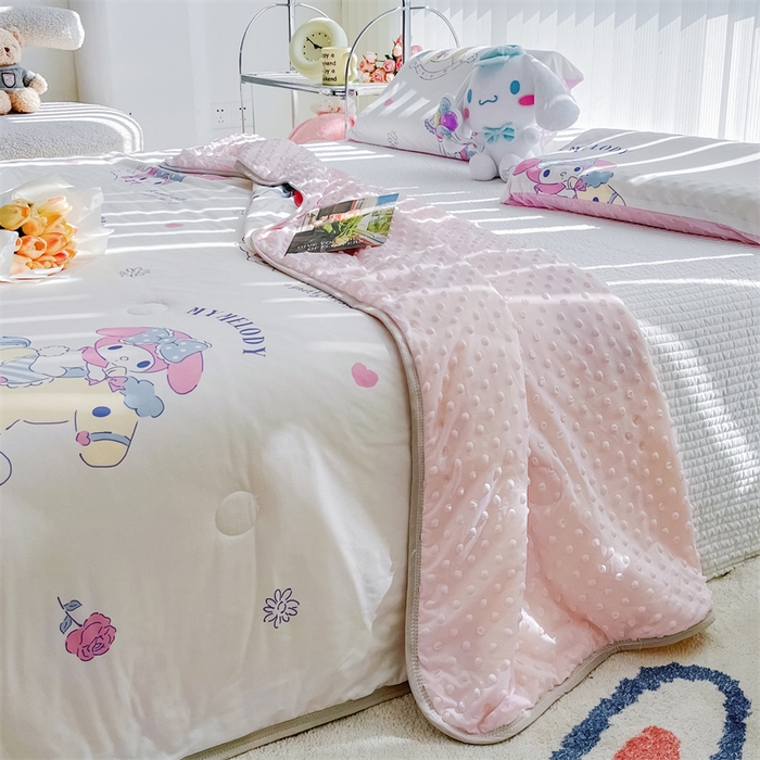 91家纺网 家纺一手货源 找家纺 米米儿家纺 2024新款A类针织棉凉豆豆夏被夏凉被空调被-三丽鸥系列 木马-美乐蒂