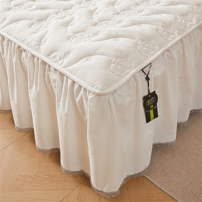 91家纺网 家纺一手货源 找家纺 3C 2024新款玫瑰全棉水洗棉大豆夹棉床裙 奶昔白