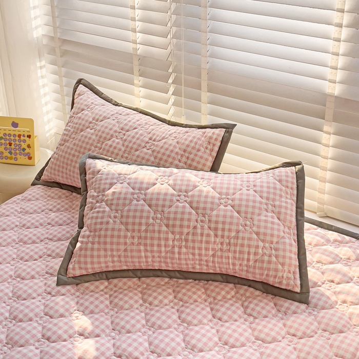 91家纺网 家纺一手货源 找家纺 纽缦家纺 2024纯色云朵棉加棉加厚床盖（床单） 小粉格