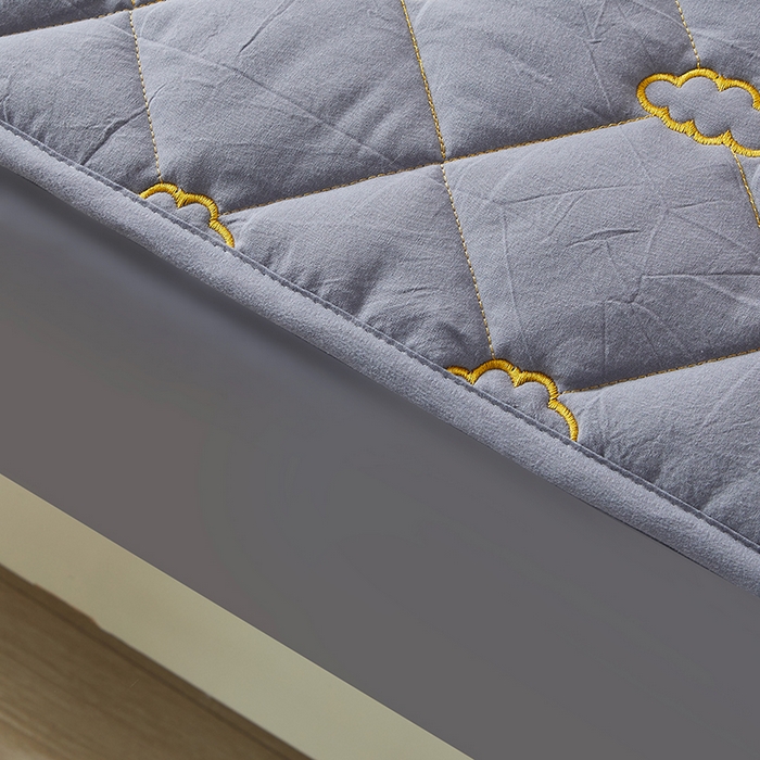 91家纺网 家纺一手货源 找家纺 3C 2024新款全棉抗菌抑菌云朵刺绣床笠 蓝灰