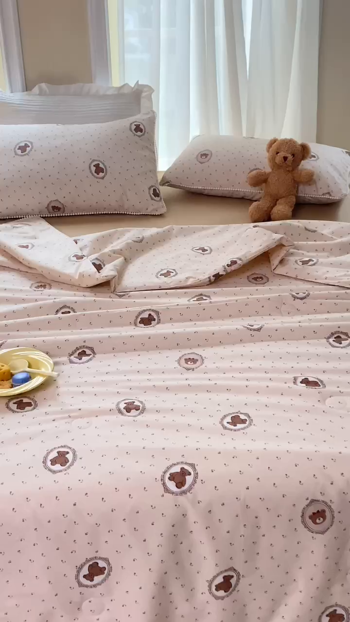 91家纺网 家纺一手货源 找家纺 优被业 2025新款全棉13372大豆夏被四件套小碎花系列 梦露熊