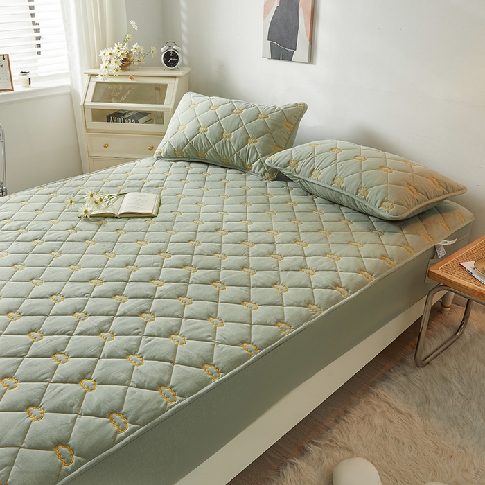 91家纺网 家纺一手货源 找家纺 3C 2024新款全棉抗菌抑菌云朵刺绣床笠 抹茶绿