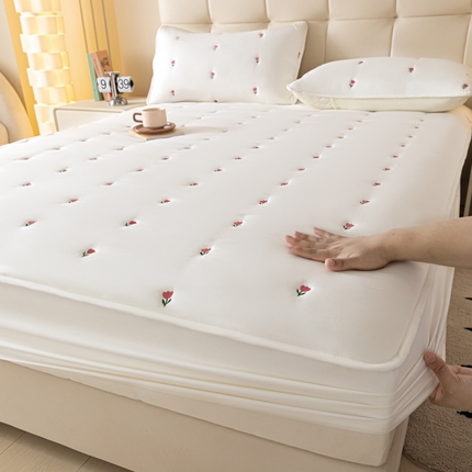 91家纺网 家纺一手货源 找家纺 （总）可恩欣 2025新款A类水洗棉刺绣夹棉床笠绣花床褥棉床垫