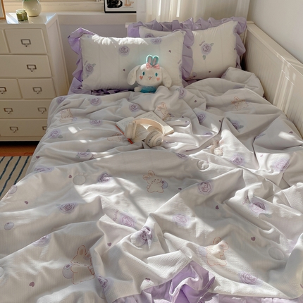 91家纺网 家纺一手货源 找家纺 顾里家纺 2024新款韩系治愈小清新花边氧气泡泡棉夏被四件套 北岛花兔