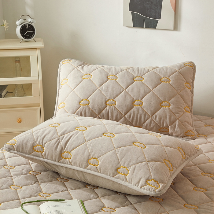 91家纺网 家纺一手货源 找家纺 3C 2024新款全棉抗菌抑菌云朵刺绣床笠 清新灰