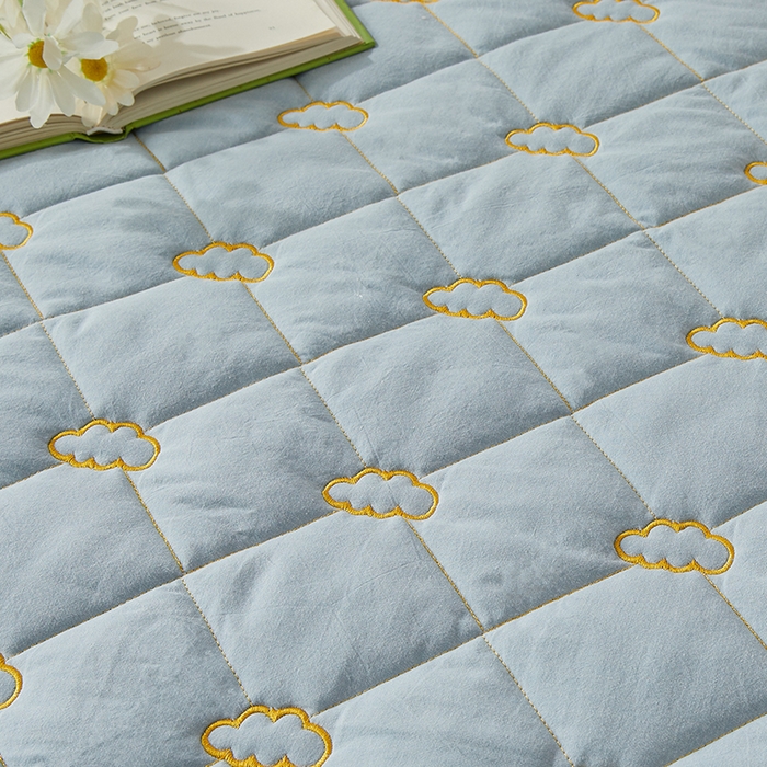 91家纺网 家纺一手货源 找家纺 3C 2024新款全棉抗菌抑菌云朵刺绣床笠 浅蓝