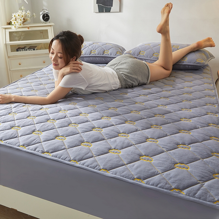 91家纺网 家纺一手货源 找家纺 3C 2024新款全棉抗菌抑菌云朵刺绣床笠 蓝灰