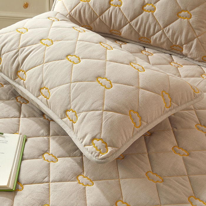 91家纺网 家纺一手货源 找家纺 3C 2024新款全棉抗菌抑菌云朵刺绣床笠 清新灰