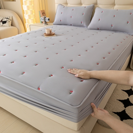 91家纺网 家纺一手货源 找家纺 （总）可恩欣 2025新款A类水洗棉刺绣夹棉床笠绣花床褥棉床垫