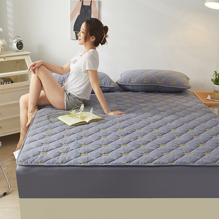 91家纺网 家纺一手货源 找家纺 3C 2024新款全棉抗菌抑菌云朵刺绣床笠 蓝灰