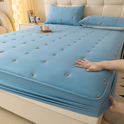 91家纺网 家纺一手货源 找家纺 （总）可恩欣 2025新款A类水洗棉刺绣夹棉床笠绣花床褥棉床垫