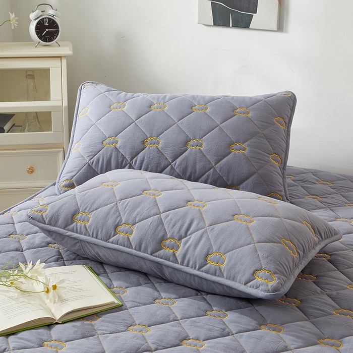 91家纺网 家纺一手货源 找家纺 3C 2024新款全棉抗菌抑菌云朵刺绣床笠 蓝灰