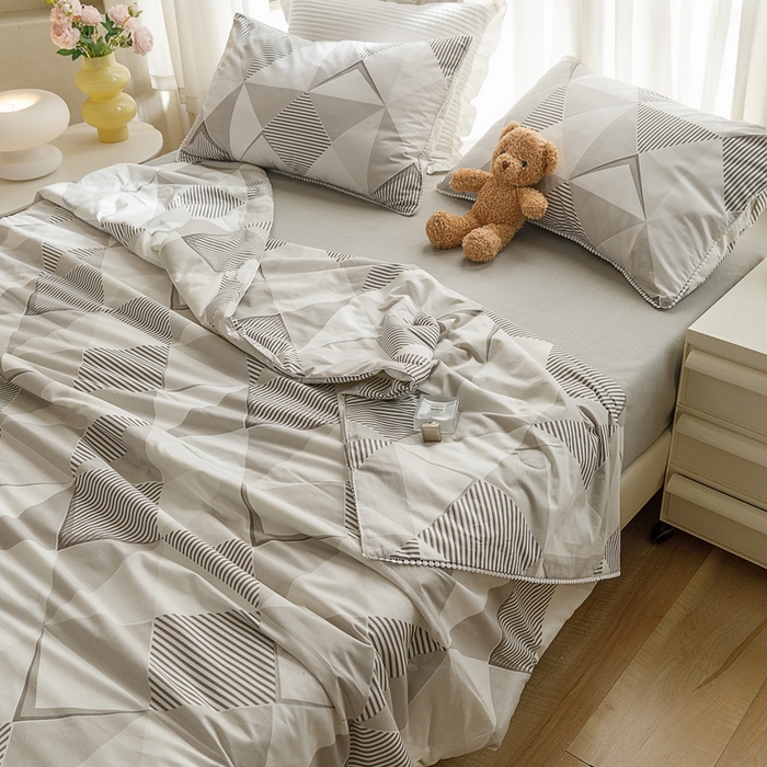 91家纺网 家纺一手货源 找家纺 优被业 2025新款全棉13372大豆夏被四件套小碎花系列 菱格