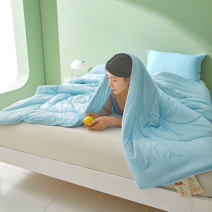 91家纺网 家纺一手货源 找家纺 董韵家纺 2025新款A类氨纶凉感丝西瓜抗菌夏被 纯色-天空蓝