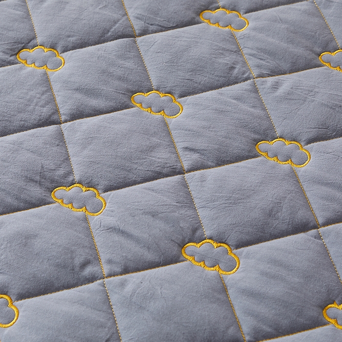 91家纺网 家纺一手货源 找家纺 3C 2024新款全棉抗菌抑菌云朵刺绣床笠 蓝灰