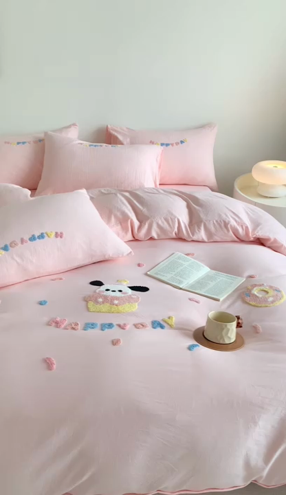 91家纺网 家纺一手货源 找家纺 凯儿2024新款水洗棉卡通毛巾绣四件套-专版花型 甜圈狗狗粉