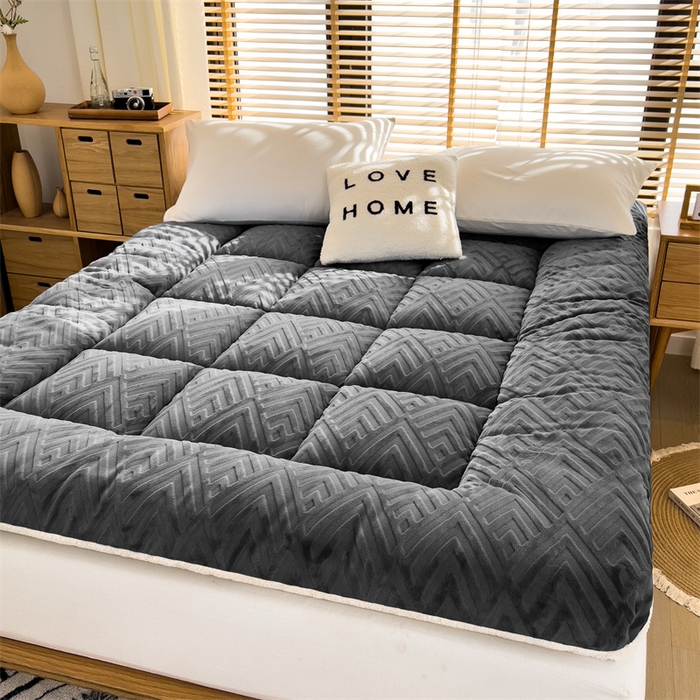 91家纺网 家纺一手货源 找家纺 芯元素 2024新款雕花牛奶绒羊羔床垫 绅士灰