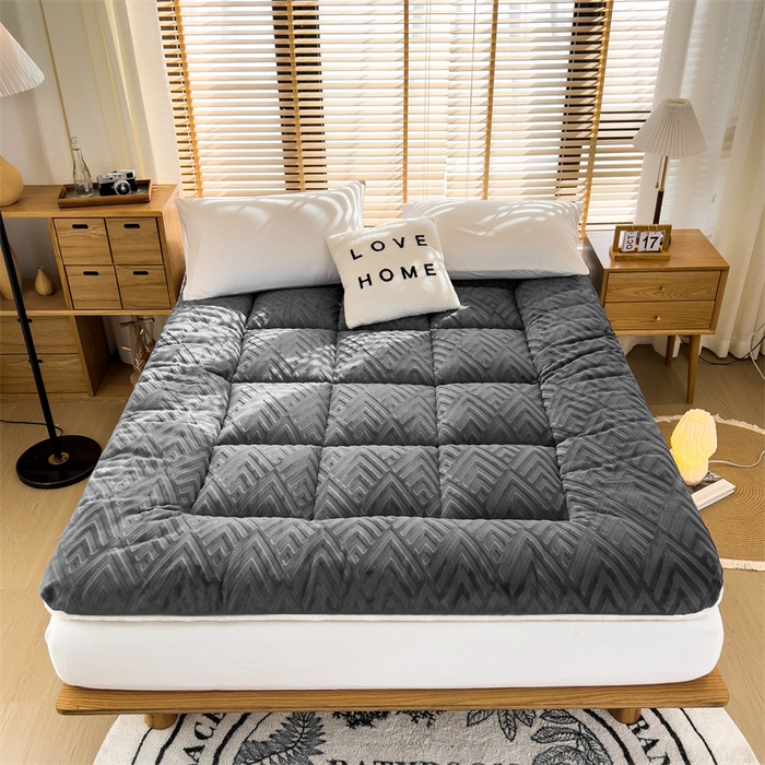 91家纺网 家纺一手货源 找家纺 芯元素 2024新款雕花牛奶绒羊羔床垫 绅士灰