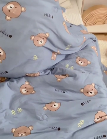 91家纺网 家纺一手货源 找家纺 心卓婴童馆 2025新款针织棉印花被子系列-儿童款 可爱熊-蓝