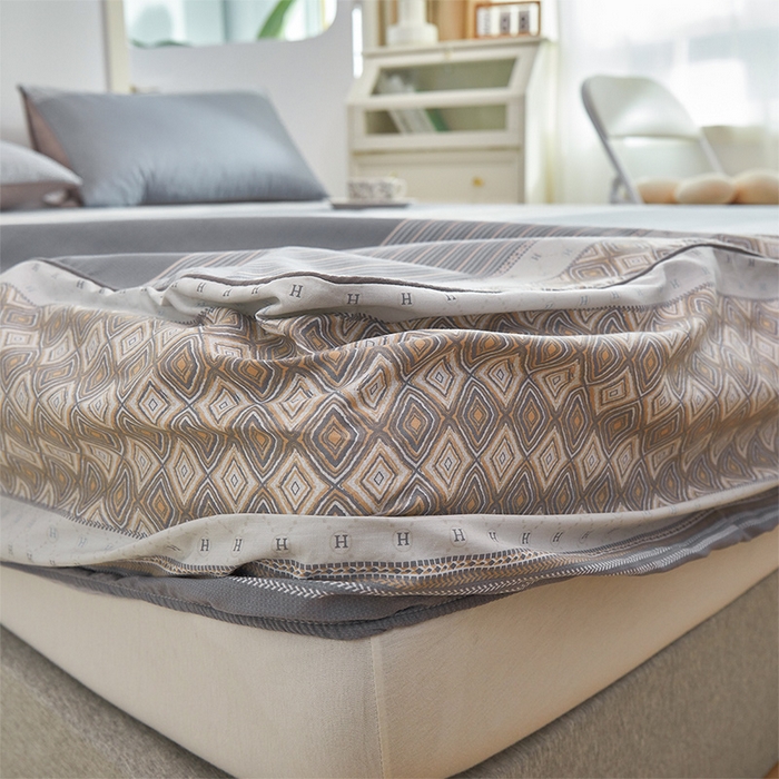 91家纺网 家纺一手货源 找家纺 元元 2024新款小清新隐藏式夹棉套件单品-夹棉床笠 印象都市-灰