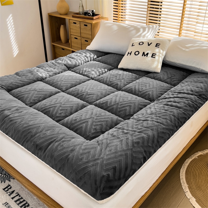 91家纺网 家纺一手货源 找家纺 芯元素 2024新款雕花牛奶绒羊羔床垫 绅士灰