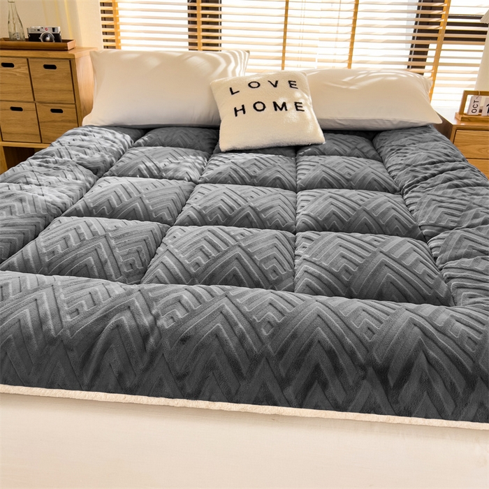 91家纺网 家纺一手货源 找家纺 芯元素 2024新款雕花牛奶绒羊羔床垫 绅士灰