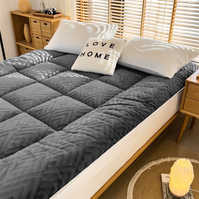 91家纺网 家纺一手货源 找家纺 芯元素 2024新款雕花牛奶绒羊羔床垫 绅士灰