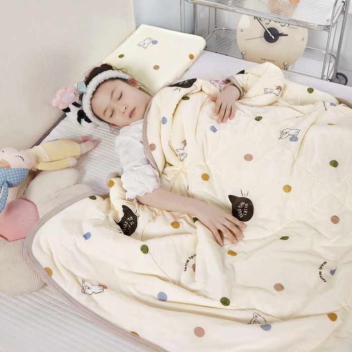 91家纺网 家纺一手货源 找家纺 丝涟家居 2025新款A类卡通小清新双面印花凉感丝夏被 波点猫