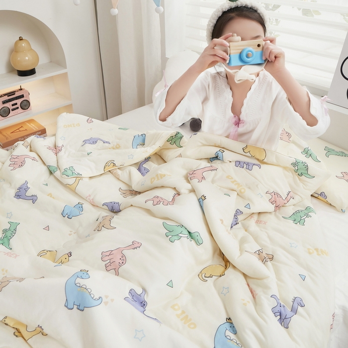 91家纺网 家纺一手货源 找家纺 丝涟家居 2025新款A类双面针织棉卡通小清新滚绳工艺夏被 恐龙时代