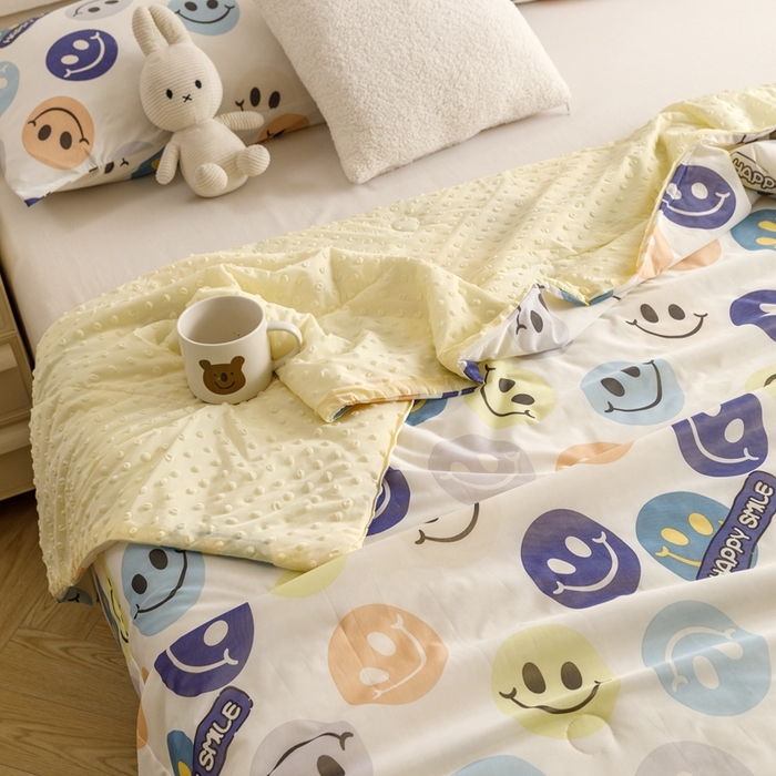 91家纺网 家纺一手货源 找家纺 绒梦里 2024新款小凉皮凉感冰豆豆ins夏被直播爆款夏凉被空调被 快乐笑脸