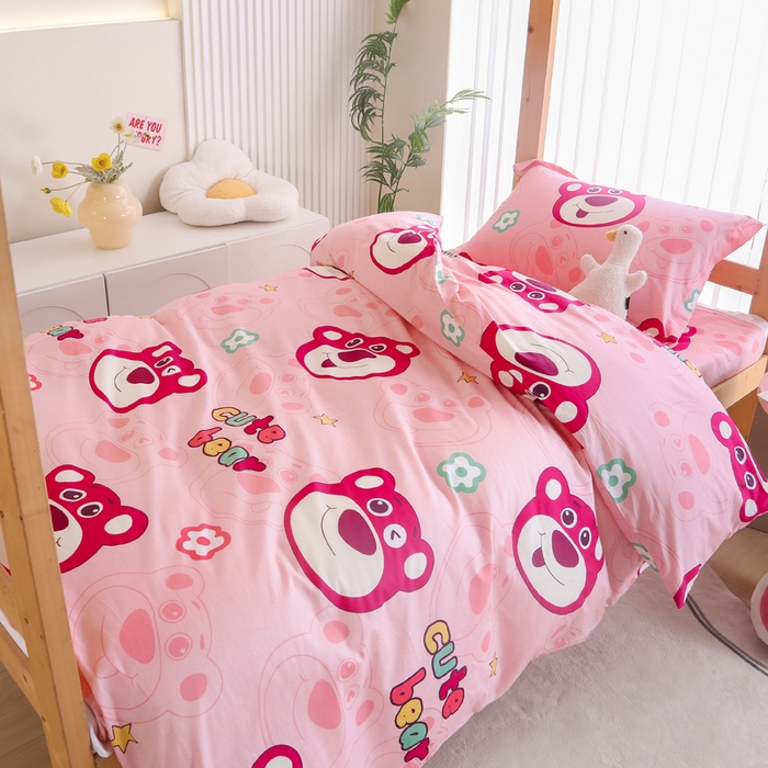 91家纺网 家纺一手货源 找家纺 凯森2024新款133x72全棉三件套纯棉学生床笠宿舍被套上下铺寝室六件套 草莓熊