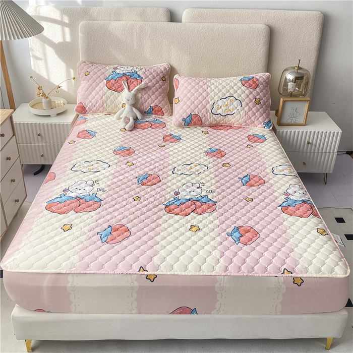 91家纺网 家纺一手货源 找家纺 九亭家纺 2024新款A类全棉抗菌夹棉床笠 全棉-草莓萌兔