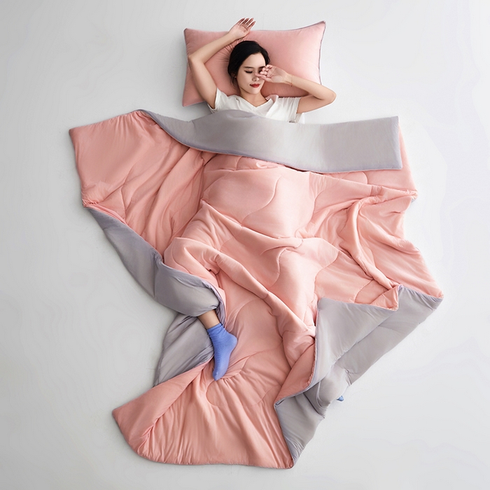 91家纺网 家纺一手货源 找家纺 米米儿家纺 2024新款A类瓜瓜凉感夏被空调被夏凉被西瓜被 樱花粉灰