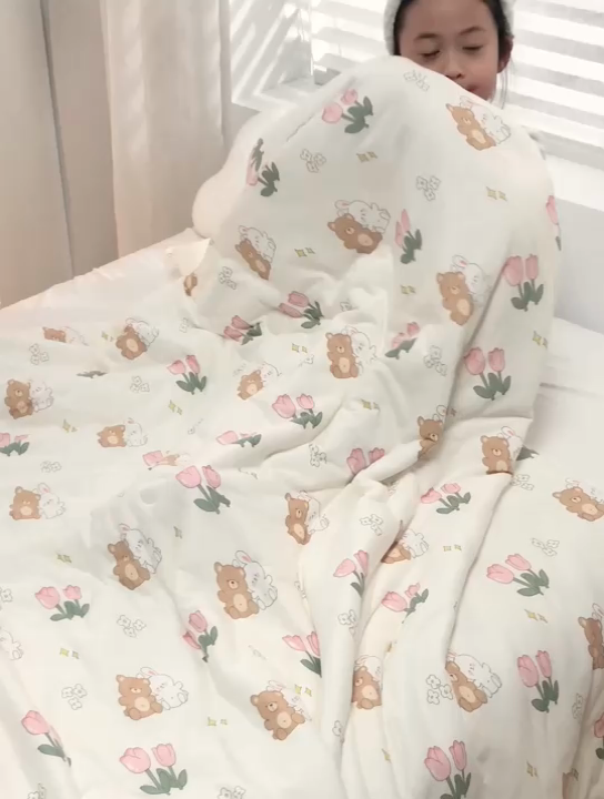 91家纺网 家纺一手货源 找家纺 丝涟家居 2025新款A类双面针织棉卡通小清新滚绳工艺夏被 郁金香兔